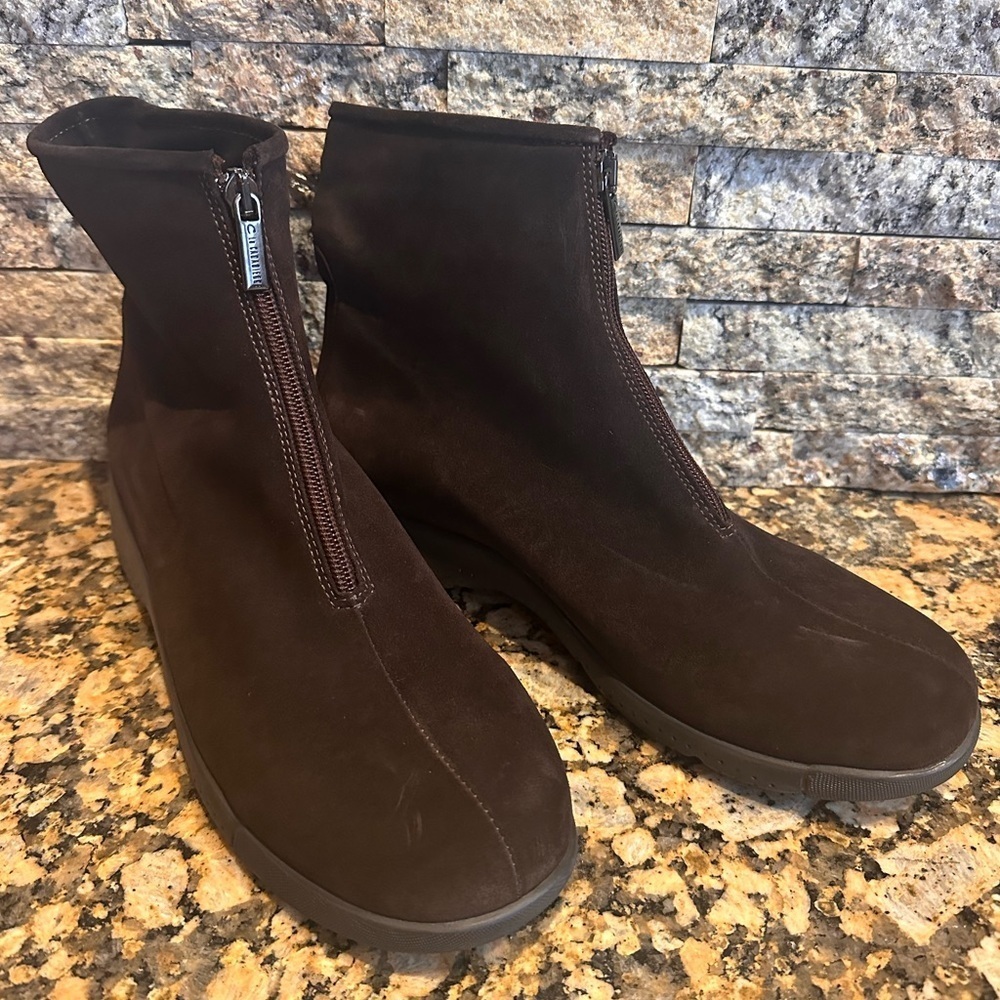 La Canadienne
Travis Waterproof Stone Suede Boots